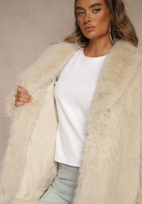 Renee - Beżowa Klasyczna Kurtka Futerko z Wąskim Wiązanym Paskiem w Talii Casfitta. Okazja: na co dzień. Kolor: beżowy. Materiał: futro. Wzór: nadruk. Styl: klasyczny #5