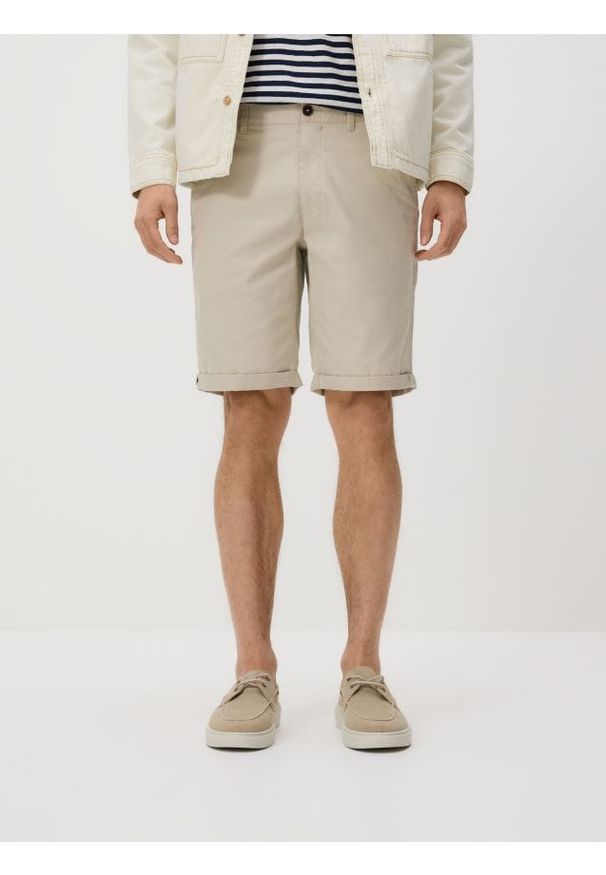 Reserved - Bawełniane szorty chino - beżowy. Kolor: beżowy. Materiał: bawełna
