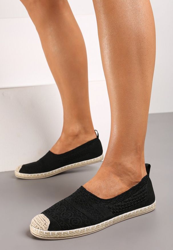 Renee - Czarne Espadryle na Płaskiej Podeszwie w Stylu Boho Dimzela. Okazja: na imprezę, na spacer. Nosek buta: okrągły. Kolor: czarny. Materiał: len, jeans. Wzór: aplikacja. Sezon: lato, wiosna. Obcas: na płaskiej podeszwie. Styl: boho