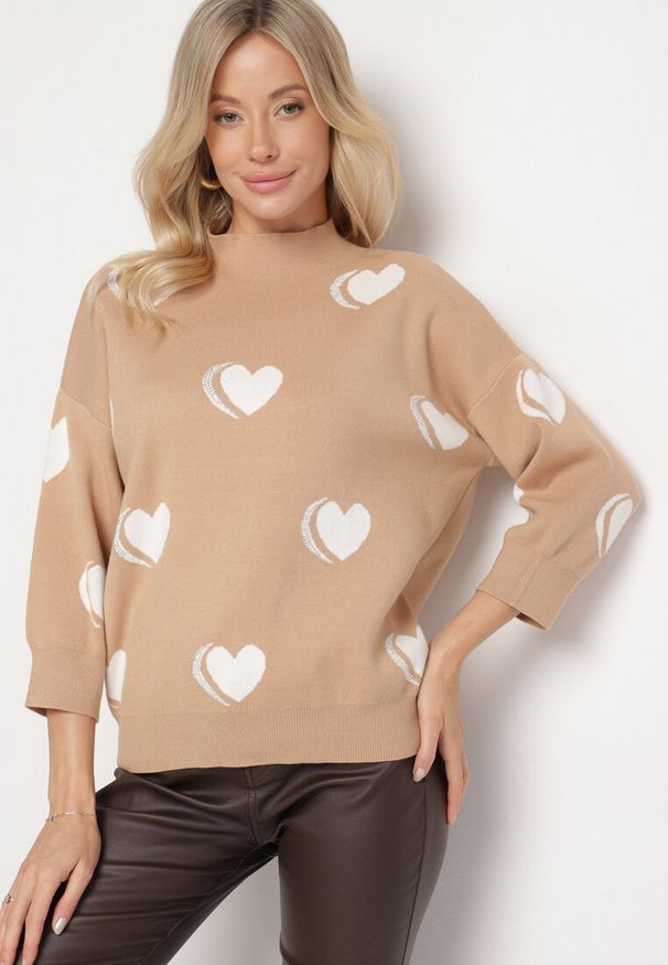 Born2be - Ciemnobeżowy Sweter z Modalem i Wiskozą w Serca Zeanita. Okazja: na co dzień. Kolor: beżowy. Materiał: wiskoza. Styl: elegancki, casual