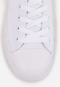 Renee - Białe Klasyczne Trampki Sznurowane Przed Kostkę Elleriome. Okazja: na spacer, na co dzień. Wysokość cholewki: przed kostkę. Kolor: biały. Materiał: jeans. Styl: klasyczny #4