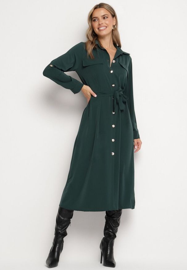 Born2be - Ciemnozielona Koszulowa Sukienka z Eleganckimi Guzikami i Wiązanym Paskiem w Talii Kortella. Okazja: na spotkanie biznesowe, na co dzień. Typ kołnierza: dekolt w serek. Kolor: zielony. Długość rękawa: długi rękaw. Typ sukienki: koszulowe. Styl: elegancki
