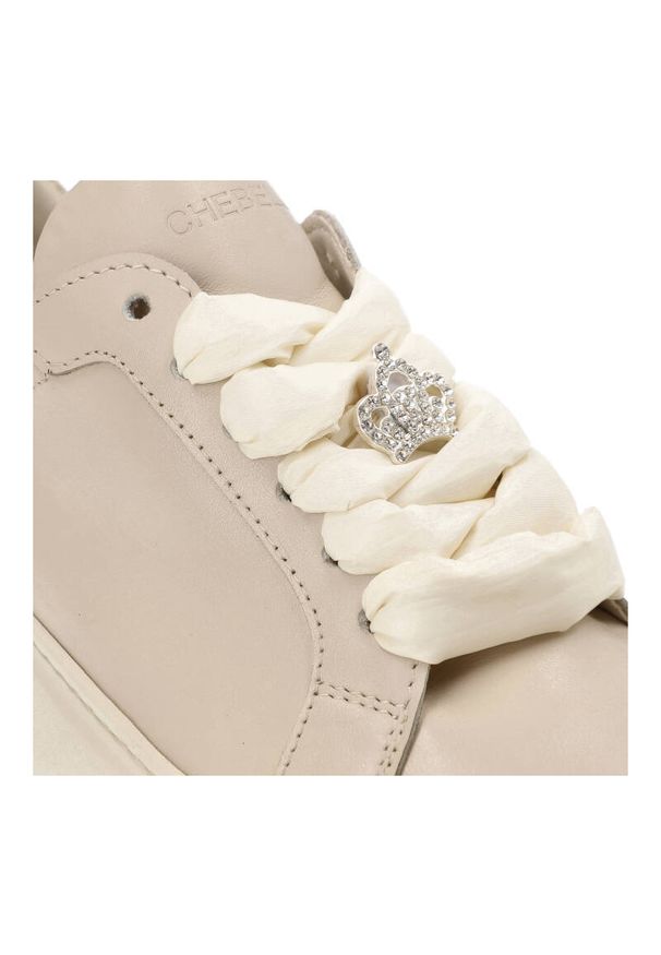 CheBello - Beżowe Sneakersy Chebello Modne Buty Damskie. Okazja: na co dzień. Kolor: beżowy. Materiał: skóra, jeans. Szerokość cholewki: normalna. Wzór: gładki, aplikacja, kwiaty. Obcas: na platformie