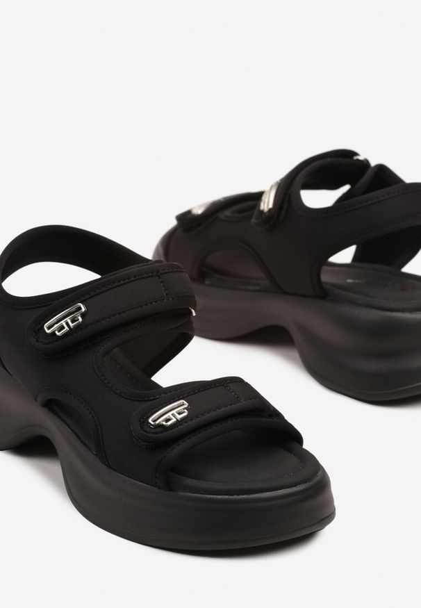 Renee - Czarne Sandały Chunky na Grubej Podeszwie Tersekia. Okazja: na co dzień. Zapięcie: rzepy. Kolor: czarny. Materiał: jeans. Wzór: aplikacja. Obcas: na platformie. Styl: casual