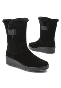 Czarne Botki Rieker Ocieplane Buty Damskie Na Koturnie. Okazja: na co dzień. Kolor: czarny. Materiał: zamsz, futro. Sezon: zima. Obcas: na koturnie. Styl: klasyczny, casual, elegancki #8