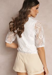 Renee - Biała Koronkowa Bluzka z Elastyczną Podszewką i Rękawem 3/4 Lindia. Kolor: biały. Materiał: koronka. Wzór: gładki. Sezon: lato, wiosna
