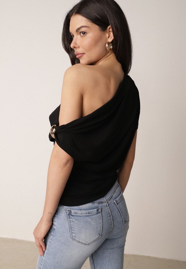 Born2be - Czarna Asymetryczna Bluzka z Wiskozy z Metaliczną Ozdobą i Marszczeniem Orinlea. Okazja: na co dzień. Kolor: czarny. Materiał: wiskoza. Długość: długie. Wzór: aplikacja. Styl: elegancki, casual