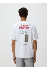 Reserved - T-shirt relaxed z nadrukiem na plecach - biały. Kolor: biały. Materiał: dzianina, bawełna. Wzór: nadruk #1