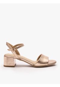 Ryłko - Platynowe sandały na słupku. Okazja: na co dzień. Nosek buta: okrągły. Zapięcie: sprzączka. Kolor: beżowy. Materiał: skóra. Obcas: na słupku. Styl: casual, elegancki, klasyczny. Wysokość obcasa: średni #1