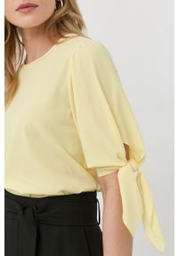 Hugo - HUGO bluzka damska kolor żółty gładka. Kolor: żółty. Materiał: tkanina. Długość rękawa: krótki rękaw. Długość: krótkie. Wzór: gładki