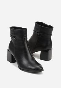 Born2be - Czarne Eleganckie Botki na Niskim Słupku z Ozdobnym Paskiem z Aplikacją Avelerie. Okazja: na spotkanie biznesowe. Zapięcie: pasek. Kolor: czarny. Wzór: aplikacja. Obcas: na słupku. Styl: elegancki