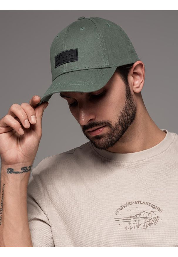Ombre Clothing - Męska czapka bejsbolówka z daszkiem oraz prostokątną naszywką – khaki V6. Kolor: brązowy. Materiał: bawełna. Wzór: aplikacja. Styl: klasyczny, sportowy, casual, elegancki