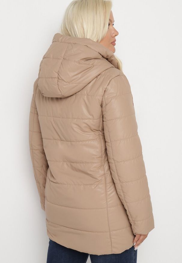 Born2be - Ciemnobeżowa Pikowana Kurtka z Kapturem i Asymetrycznym Suwakiem Terithie. Okazja: na spotkanie biznesowe, do pracy, na co dzień. Typ kołnierza: kaptur. Kolor: beżowy. Materiał: jeans. Styl: elegancki, casual, biznesowy
