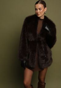 Born2be - Brązowa Kurtka Futerko o Prostym Kroju z Cienkim Wiązanym Paskiem Casatte. Okazja: na spotkanie biznesowe, do pracy. Typ kołnierza: golf. Kolor: brązowy. Materiał: futro. Wzór: aplikacja. Styl: biznesowy #1