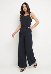 Born2be - Granatowy Taliowany Kombinezon z Ozdobnym Paskiem i Klamrą Doloriela. Kolor: niebieski. Styl: elegancki