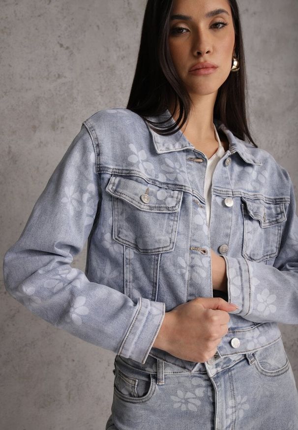 Renee - Niebieska Jeansowa Kurtka Cropped z Bawełną i Wiskozą w Kwiatowy Print Malwira. Okazja: na co dzień. Kolor: niebieski. Materiał: wiskoza, bawełna, jeans. Wzór: nadruk, kwiaty. Sezon: wiosna. Styl: casual