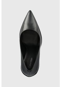 Calvin Klein szpilki skórzane WRAP STIL CLASSIC PUMP 90-PEARL kolor czarny HW0HW01734. Kolor: czarny. Materiał: skóra. Obcas: na szpilce. Wysokość obcasa: średni #3