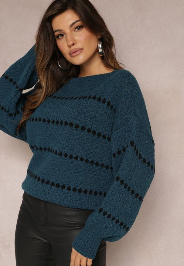 Renee - Granatowy Sweter z Szerokimi Bufiastymi Rękawami i Drobnym Wzorem Nigistis. Kolor: niebieski. Materiał: tkanina, dzianina. Długość rękawa: długi rękaw. Długość: długie. Wzór: paski, aplikacja. Styl: klasyczny