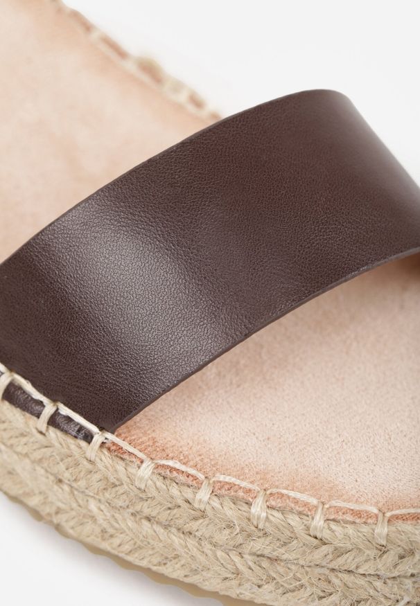 Born2be - Ciemnobrązowe Sandały VICES na Grubej Plecionej Podeszwie z Paskiem Wokół Kostki Roselena. Okazja: na co dzień, na spacer. Zapięcie: pasek. Kolor: brązowy. Materiał: len. Wzór: haft. Sezon: lato. Styl: elegancki, casual