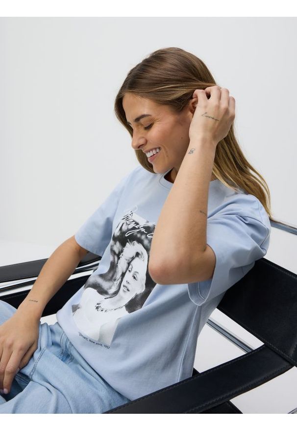 Reserved - T-shirt Marilyn Monroe - jasnoniebieski. Kolor: niebieski. Materiał: dzianina, bawełna