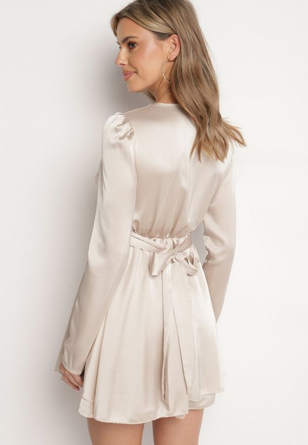 Born2be - Beżowa Satynowa Sukienka Mini z Głębokim Dekoltem i Wiązaniem z Tyłu Liadan. Okazja: na imprezę. Kolor: beżowy. Materiał: satyna. Styl: elegancki. Długość: mini