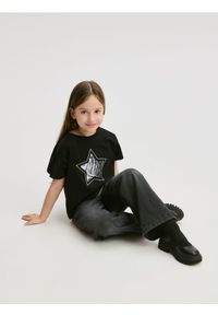 Reserved - T-shirt z cekinową aplikacją - czarny. Kolor: czarny. Materiał: bawełna. Długość: krótkie. Wzór: aplikacja #1