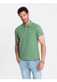 Ombre Clothing - Męska jednokolorowa koszulka polo BASIC z dzianiny pique - zielona V11 OM-POBS-0100 - XXL. Okazja: na co dzień. Typ kołnierza: polo. Kolor: zielony. Materiał: dzianina. Wzór: jednolity, aplikacja, haft. Sezon: lato, wiosna. Styl: sportowy, casual, wizytowy, klasyczny