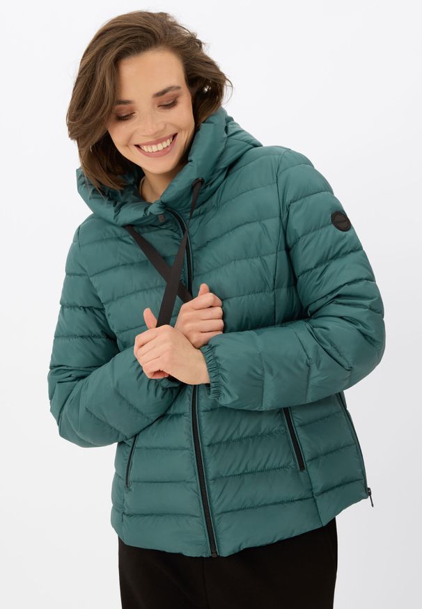 Volcano - Pikowana kurtka J-NORDIC. Kolor: zielony. Materiał: syntetyk, włókno, materiał, poliester, puch. Wzór: napisy. Sezon: zima. Styl: sportowy