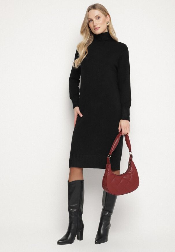 Born2be - Czarna Dzianinowa Sukienka z Bawełną o Prostym Kroju z Golfem Tesala. Okazja: na spotkanie biznesowe, do pracy. Typ kołnierza: golf. Kolor: czarny. Materiał: bawełna, dzianina. Wzór: jednolity. Typ sukienki: proste. Styl: biznesowy, klasyczny