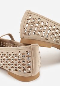 Renee - Ciemnobeżowe Balerinki w Stylu Mary Jane z Cyrkoniami i Ażurową Cholewką Lyphenne. Kolor: beżowy. Materiał: satyna, jeans. Szerokość cholewki: normalna. Wzór: ażurowy. Styl: glamour, klasyczny #3