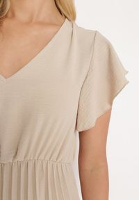 Born2be - Beżowa Sukienka Plisowana o Rozkloszowanym Fasonie i Trójkątnym Dekolcie Rissara. Okazja: na co dzień, na spotkanie biznesowe. Kolor: beżowy. Materiał: skóra, materiał. Długość rękawa: krótki rękaw. Typ sukienki: plisowane. Styl: casual, biznesowy, elegancki #6