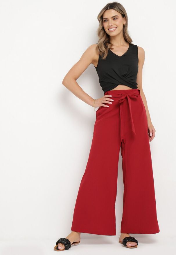 Born2be - Bordowe Spodnie Szerokie z Wiązaniem w Pasie Paper Bag Tisallas. Kolor: czerwony. Styl: elegancki