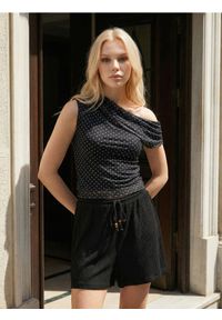 Sinsay - Szorty z wiskozą soft touch - czarny. Kolor: czarny. Materiał: wiskoza #1