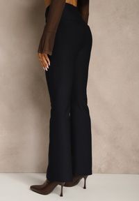 Renee - Granatowe Spodnie Dzwony High Waist w Eleganckim Stylu ze Sprzączką Tevanda. Stan: podwyższony. Kolor: niebieski. Materiał: koronka. Długość: krótkie. Styl: elegancki