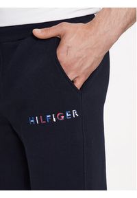 TOMMY HILFIGER - Tommy Hilfiger Spodnie dresowe MW0MW31481 Granatowy Regular Fit. Kolor: niebieski. Materiał: syntetyk, dresówka, bawełna