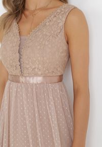 Born2be - Ciemnobeżowa Rozkloszowana Sukienka Tiulowa z Koronką Celila. Okazja: na ślub cywilny, na wesele, na imprezę. Typ kołnierza: dekolt w serek. Kolor: beżowy. Materiał: tiul, koronka. Wzór: koronka. Typ sukienki: kopertowe. Styl: elegancki #2