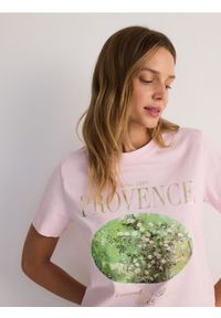 Reserved - Bawełniany t-shirt z nadrukiem - pastelowy róż. Kolor: różowy. Materiał: bawełna. Wzór: nadruk #1