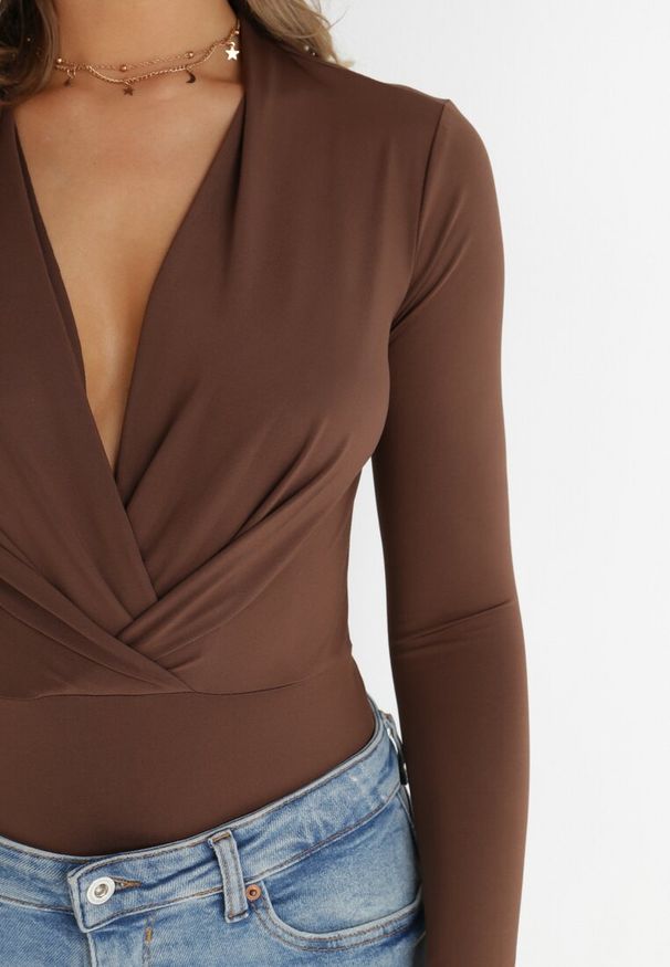 Born2be - Brązowe Body z Wiskozą i Kopertowym Dekoltem Candletree. Okazja: na co dzień. Kolor: brązowy. Materiał: wiskoza. Wzór: aplikacja. Styl: casual, elegancki