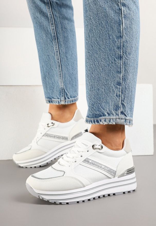 Born2be - Białe Sneakersy na Grubej Podeszwie Zdobione Brokatem Elenina. Okazja: na co dzień. Kolor: biały. Materiał: jeans. Wzór: aplikacja