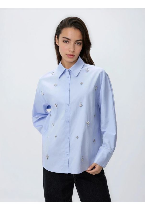 Reserved - Koszula z błyszczącymi aplikacjami - jasnoniebieski. Kolor: niebieski. Materiał: tkanina, bawełna. Wzór: aplikacja