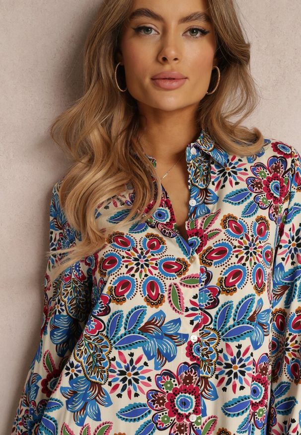 Renee - Niebieska Koszulowa Sukienka Midi w Kwiaty Livala. Kolor: niebieski. Materiał: tkanina, wiskoza. Wzór: kwiaty. Typ sukienki: koszulowe. Długość: midi