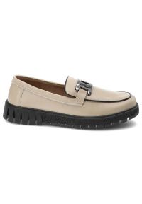 Beżowe Półbuty Filippo Wygodne Obuwie Damskie. Okazja: do pracy, na co dzień, na spotkanie biznesowe. Zapięcie: klamry. Kolor: beżowy. Materiał: skóra, jeans. Styl: klasyczny, casual, elegancki, biznesowy #6