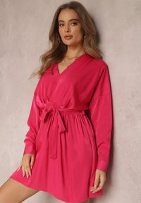 Renee - Fuksjowa Sukienka z Paskiem Halitha. Kolor: różowy. Materiał: materiał. Długość rękawa: długi rękaw. Styl: klasyczny. Długość: mini