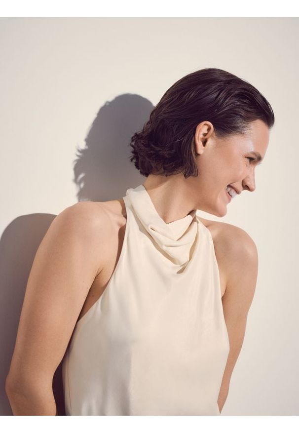 Reserved - Top halter - kremowy. Typ kołnierza: dekolt halter. Kolor: kremowy. Materiał: tkanina, wiskoza