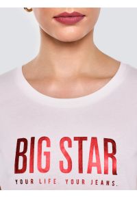 Big-Star - Koszulka damska z logo BIG STAR biała Betta 100. Okazja: na co dzień. Kolor: biały. Materiał: jeans, dzianina. Wzór: aplikacja, nadruk. Styl: casual, klasyczny, elegancki