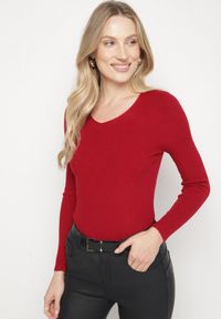 Born2be - Bordowy Dopasowany Sweter z Prążkowanej Dzianiny z Bawełną z Dekoltem w Serek Tesma. Okazja: na co dzień. Typ kołnierza: dekolt w serek. Kolor: czerwony. Materiał: dzianina, bawełna, prążkowany. Długość rękawa: długi rękaw. Długość: długie. Styl: elegancki, casual