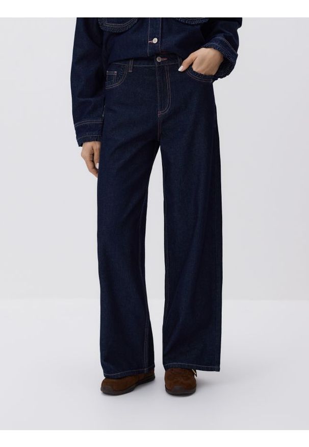 Reserved - Jeansy wide leg - granatowy. Kolor: niebieski