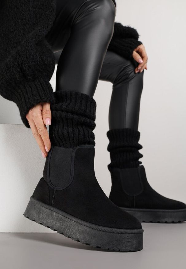 Renee - Czarne Śniegowce na Platformie Typu Sztyblety Ahelina. Okazja: na co dzień. Kolor: czarny. Materiał: jeans. Obcas: na platformie. Styl: casual