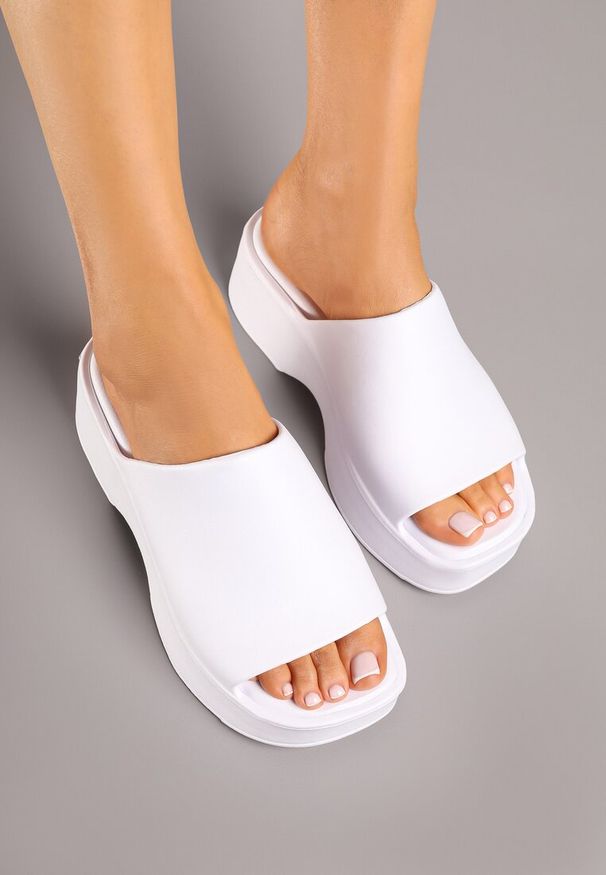 Renee - Białe Klapki z Pianki na Niskiej Platformie Flenira. Okazja: na co dzień. Kolor: biały. Materiał: jeans. Obcas: na platformie. Styl: elegancki, casual