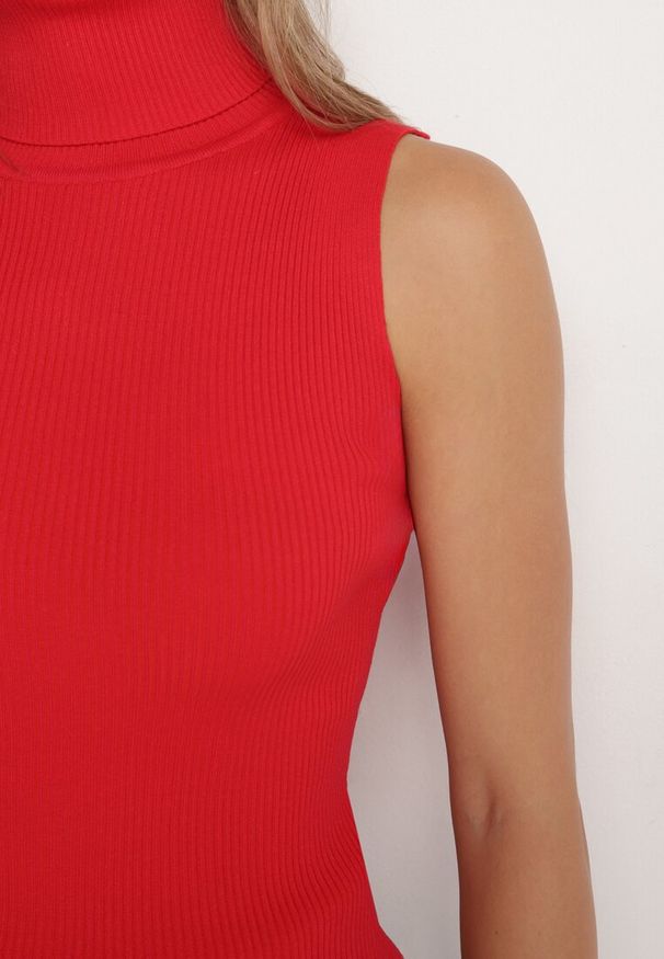 Born2be - Czerwona Bluzka z Golfem bez Rękawów z Elastycznego Materiału Heliordia. Typ kołnierza: golf. Kolor: czerwony. Materiał: materiał. Długość rękawa: bez rękawów. Styl: elegancki